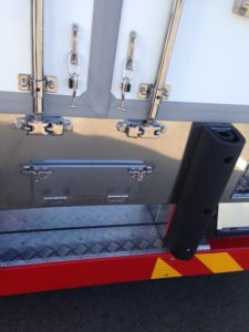 ストロングラッチ　溶接　扉開閉防止　スイッチボックス　道具入れ　トラック　ネジ穴が隠れる　左右両勝手