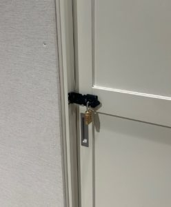 ストロング掛金　艶消しブラック　コーナー部　引き戸施錠　地下街改修工事　工事現場出入口　防犯　南京錠セット