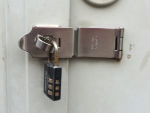 ストロング掛金　ステン１３５mm　小学校倉庫　不特定多数利用可　倉庫補助掛金　段差対応　ヨドコウエルモ　オプション　錆びに強い　南京錠セット　ステン　タイタニュウム製南京錠　ストロング掛金使用例画像　 ストロング掛金メーカー　ストロング金属