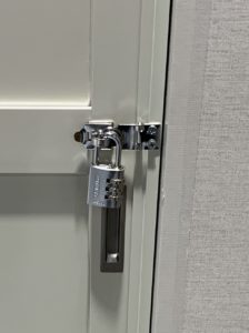 ストロング掛金　ステンレス　75ｍｍ　ダイヤル南京錠　ネジ穴隠れる防犯性　地下街　改修工事　出入口　運用が簡単　取付綺麗